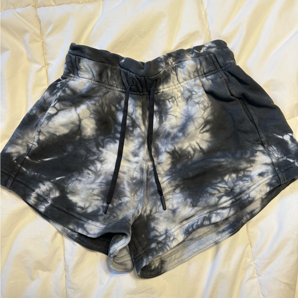Lululemon shorts size 4